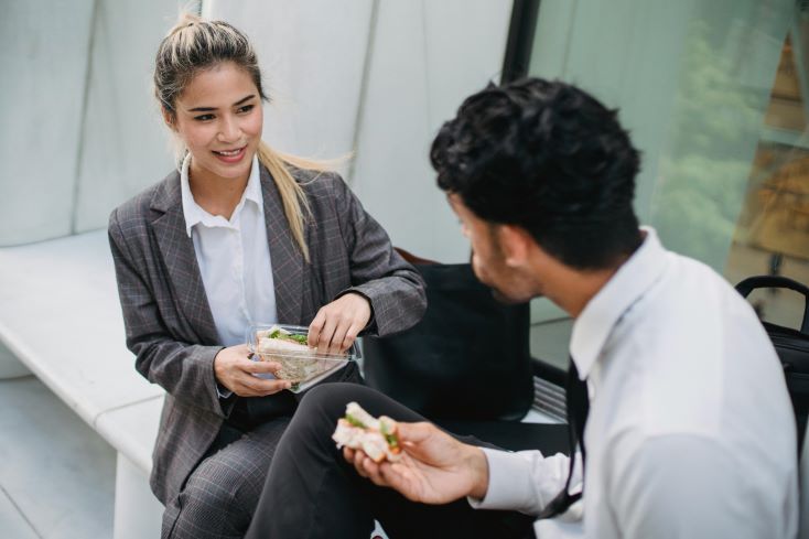 Colegas de trabalho comendo um sanduíche