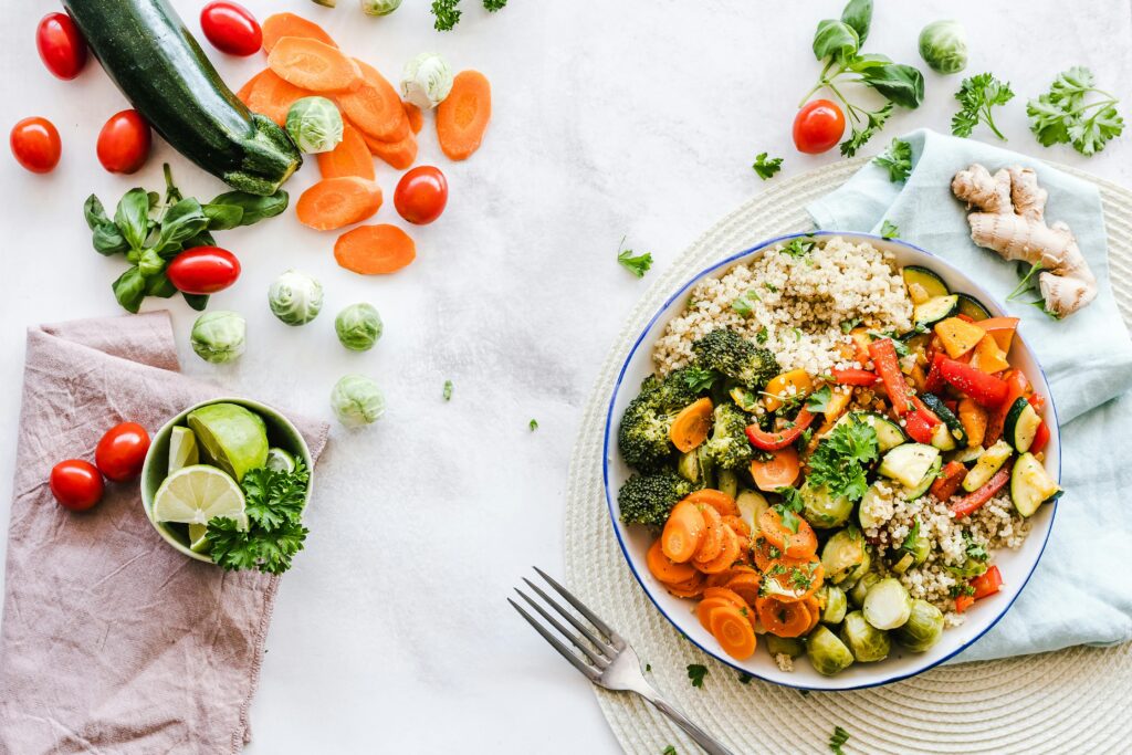 Prato colorido com alimentos saudáveis e nutritivos.
