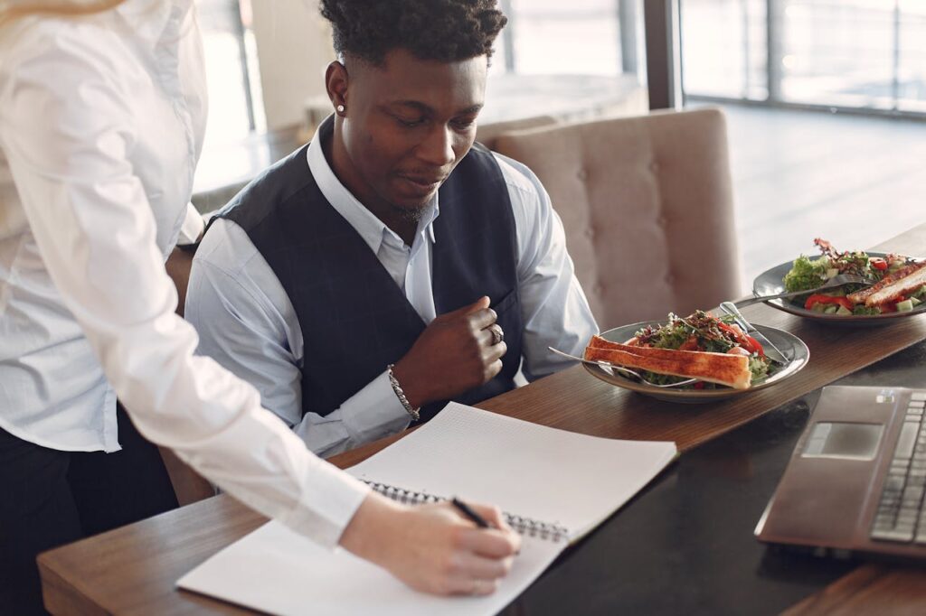 Foto de homem de negócios em restaurante almoçando