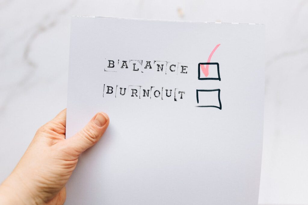 Foto de papel escrito balance e burnout que ilustra a escolha por equilíbrio