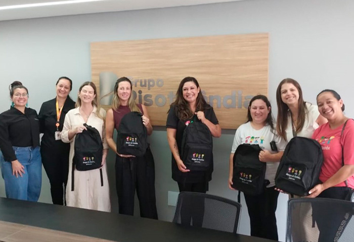 equipe Risotolândia e Amigos do Caximba segurando mochilas do projeto