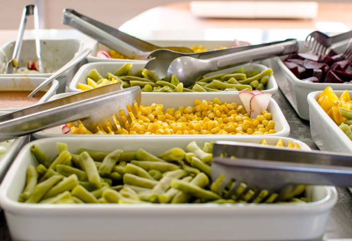 Variedade de legumes e vegetais seguindo a pirâmide alimentar.
