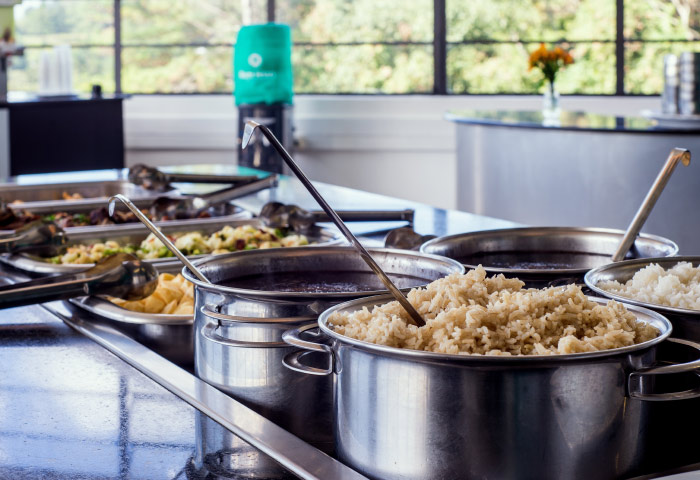 Alimentação equilibrada com arroz, feijão e legumes no restaurante coletivo.