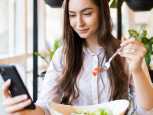 Viral n&atilde;o significa verdadeiro: o perigo das dietas da moda sem respaldo cient&iacute;fico