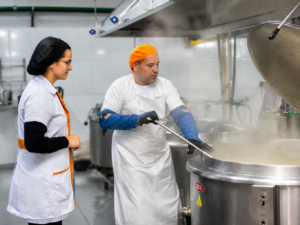 A ENGENHARIA INVIS&Iacute;VEL DA ALIMENTA&Ccedil;&Atilde;O ESCOLAR: O QUE ACONTECE ANTES DA MERENDA CHEGAR AO PRATO DE MILHARES DE ESTUDANTES